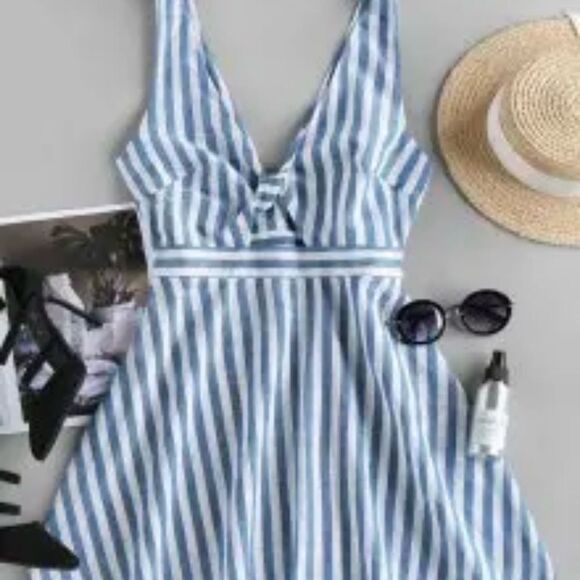 LAFUL Blue and White Twisted Tied Plunging dress Size 8 - Picture 1 of 16